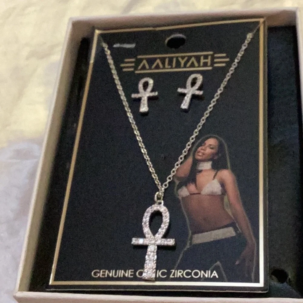 🦋NWT Gorgeous Cubic Zirconia Necklace/ Earring Set Makes Perfect Gift 🦋 - Picture 3 of 9